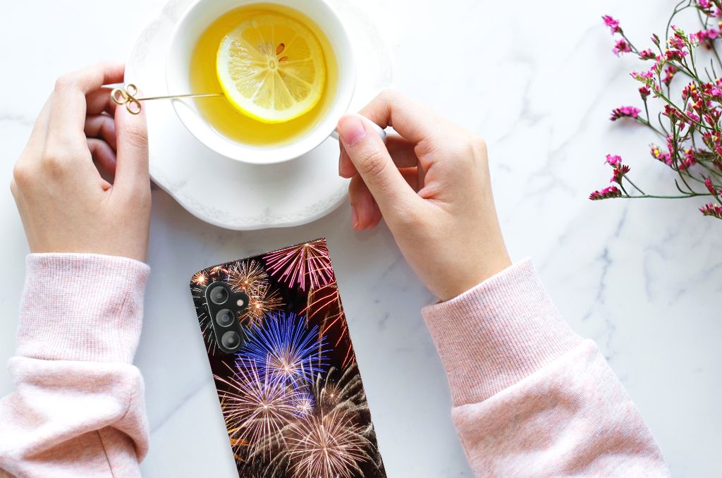 Samsung Galaxy A14 4G Hippe Standcase Vuurwerk bij een kopje thee met citroen en bloemen.