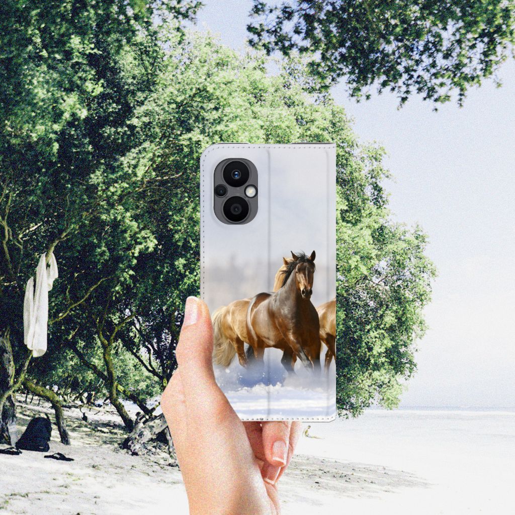 OPPO Reno8 Lite Hoesje maken Paarden met een afbeelding van paarden in een natuurlijke omgeving.