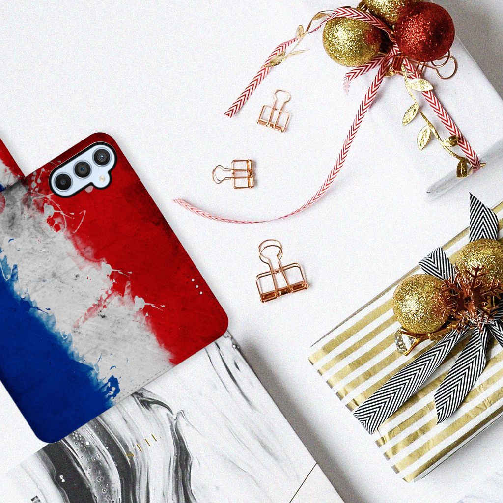 Samsung Galaxy A54 5G Bookstyle Case Nederland met artistieke Nederlandse vlag op een tafel met geschenken.