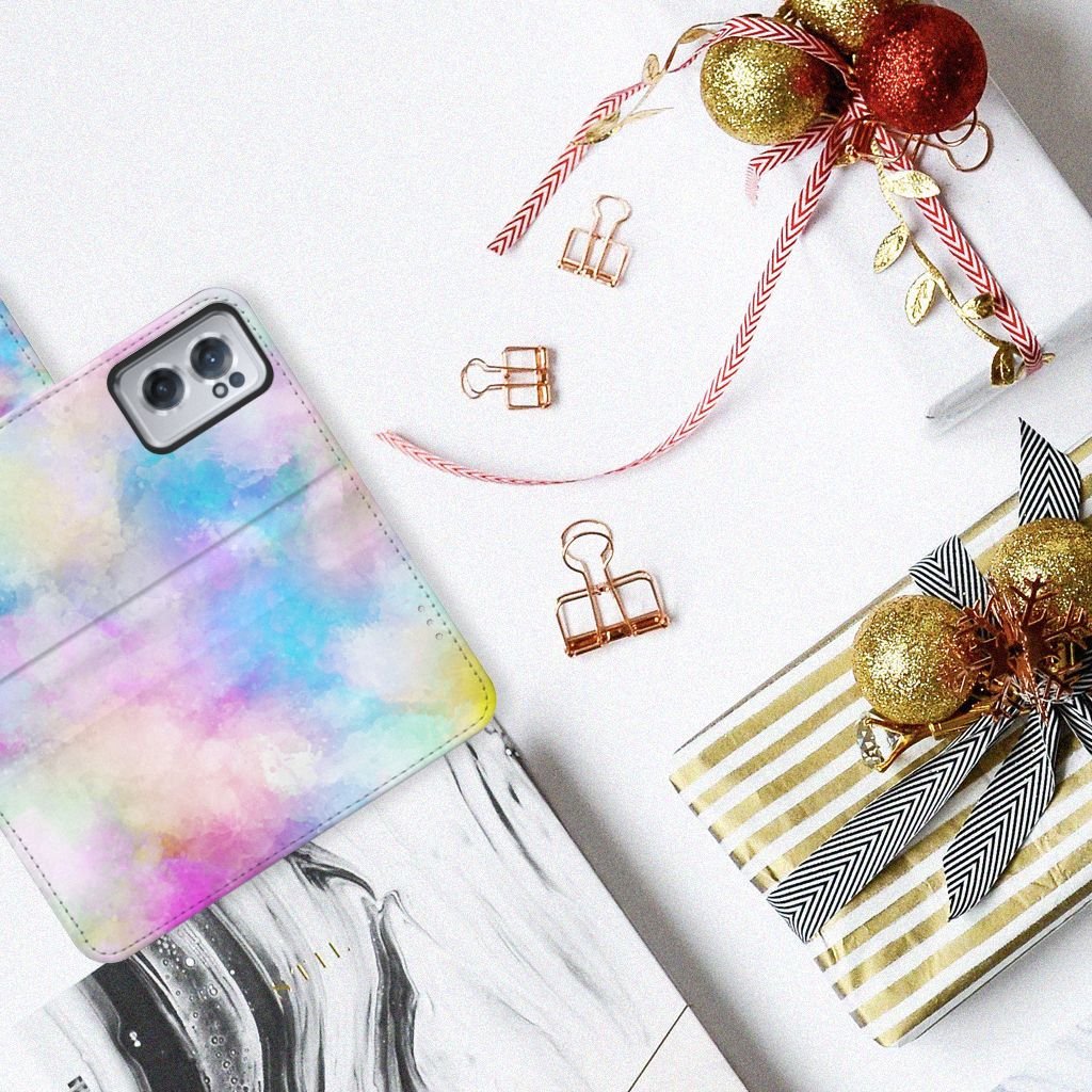 Hoesje OnePlus Nord CE 2 Watercolor Light op een tafel met kleurige versieringen en cadeau's.
