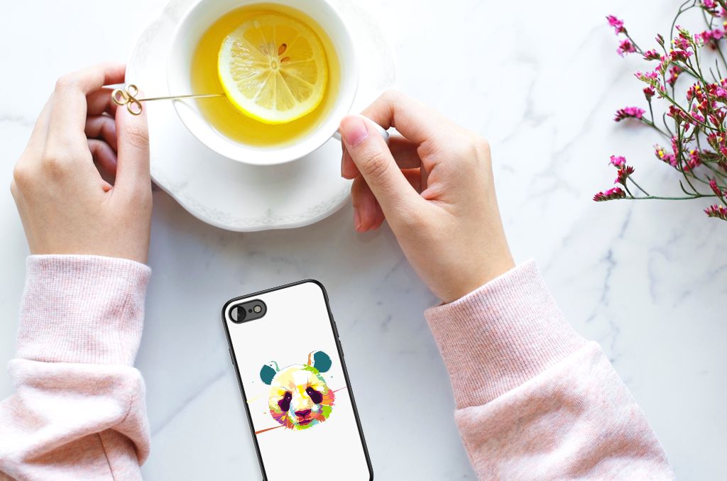 iPhone SE 2022 | SE 2020 | 7/8 Hoesje Panda Color met kleurrijk panda-ontwerp op een tafel met thee.