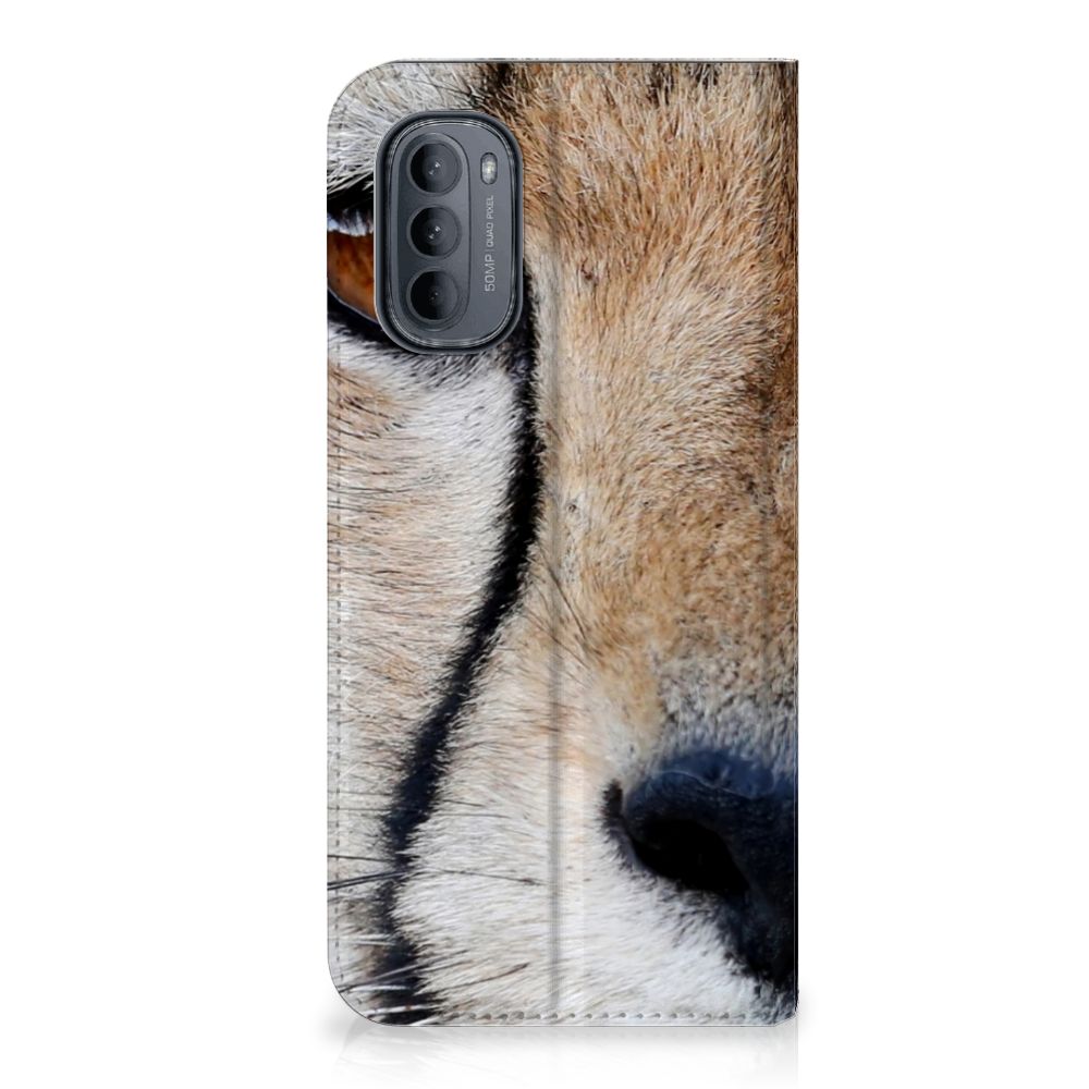 Motorola Moto G31 | G41 Hoesje maken Cheetah - Close-up van een cheetah print telefoonhoesje.