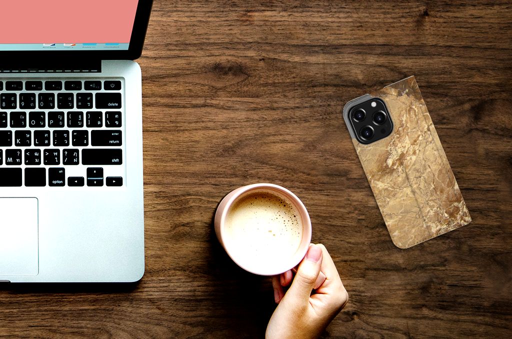 iPhone 13 Pro Standcase Marmer Creme op tafel met laptop en koffie, perfect voor stijlvolle gebruikers ☕.