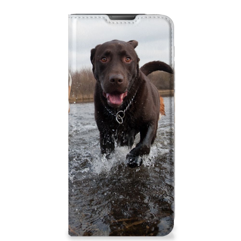Motorola Moto E20 Hoesje maken Honden Labrador met een blije labrador die in het water speelt.