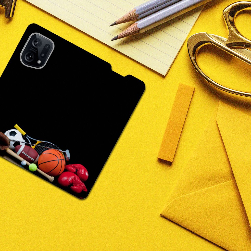 OPPO Find X5 Hippe Standcase Sports met diverse sportuitrusting op een gele achtergrond.