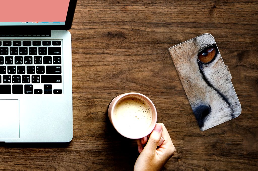 iPhone 15 Pro Max Telefoonhoesje met Pasjes Cheetah naast een laptop en een kop koffie