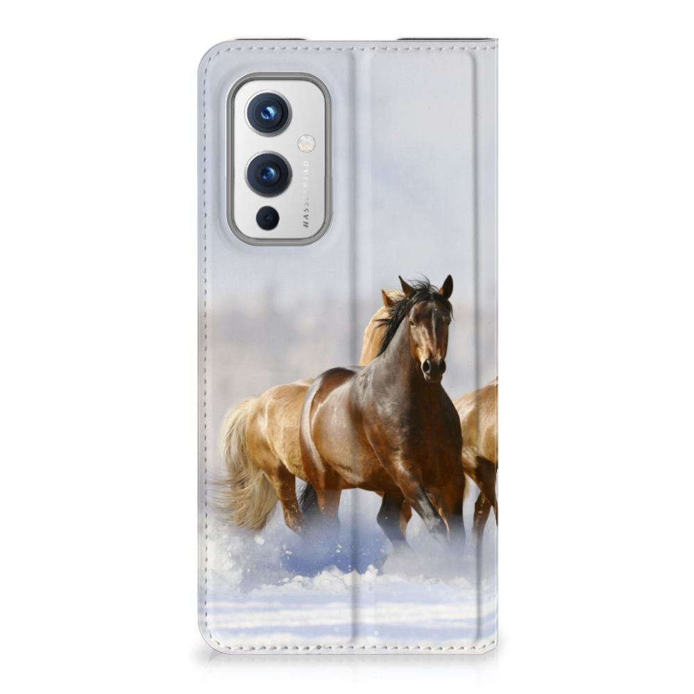 OnePlus 9 Hoesje maken Paarden met afbeelding van galopperende paarden in de sneeuw.