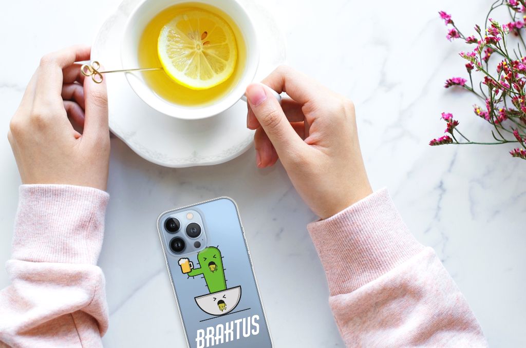 Apple iPhone 13 Pro Telefoonhoesje met Naam Braktus met cactus print op tafel met een drankje.
