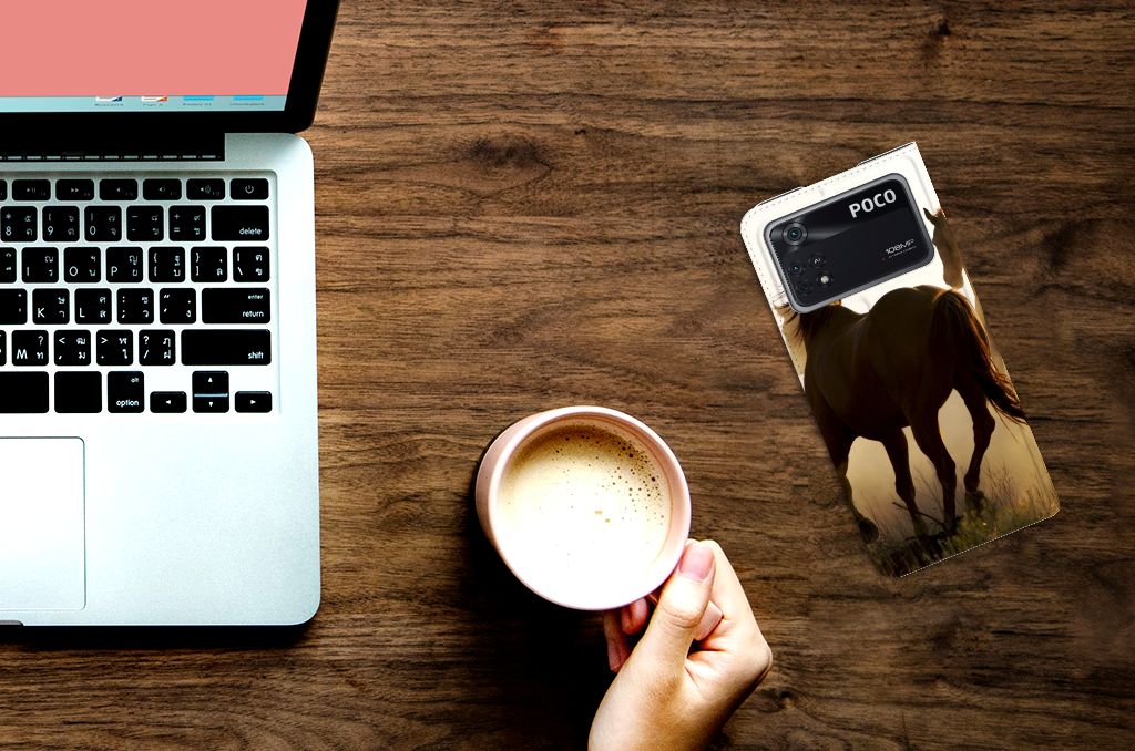 Poco X4 Pro 5G Hoesje maken Design Cowboy met paardenprint en laptop op houten tafel.