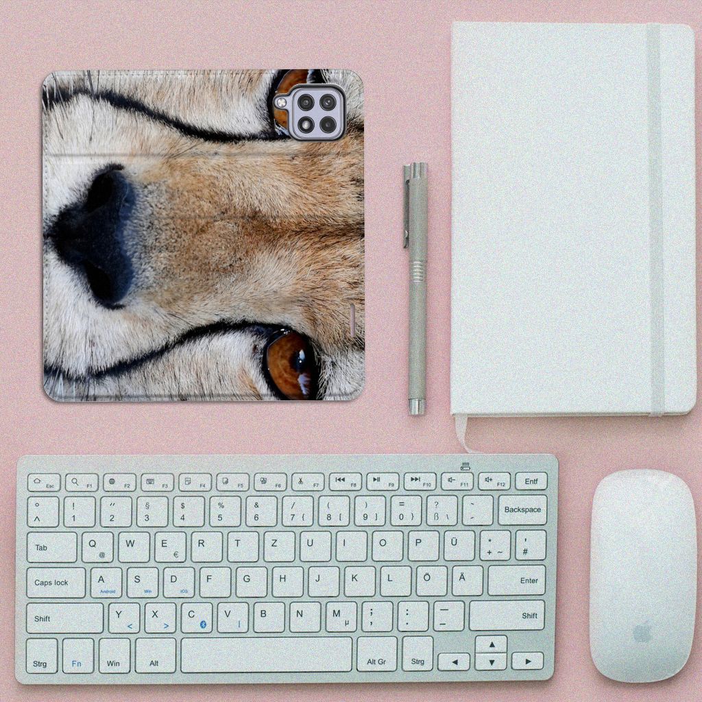 Samsung Galaxy A22 4G | M22 Hoesje maken Cheetah met een close-up van een jachtluipaard op een bureau.