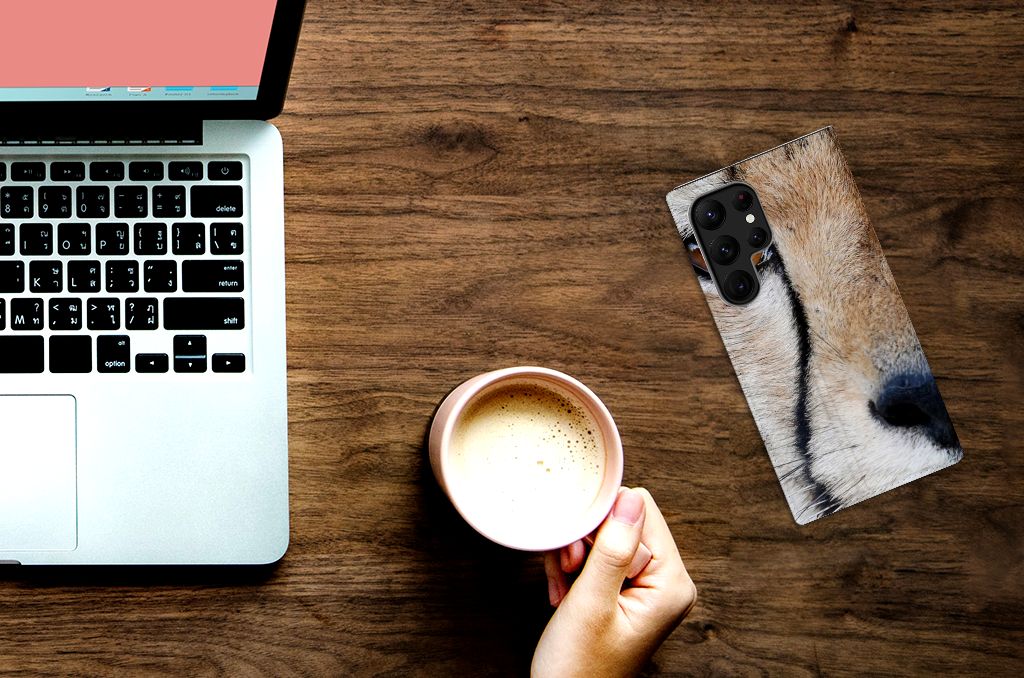 Samsung Galaxy S23 Ultra Hoesje maken Cheetah op een bureau naast een laptop en een kop koffie