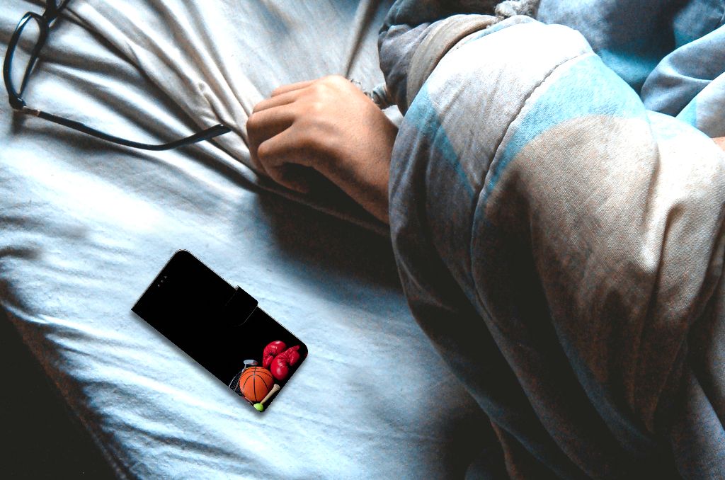 Motorola Moto E7i Power | E7 Power Wallet Case met Pasjes Sports op een bed met sportillustraties.