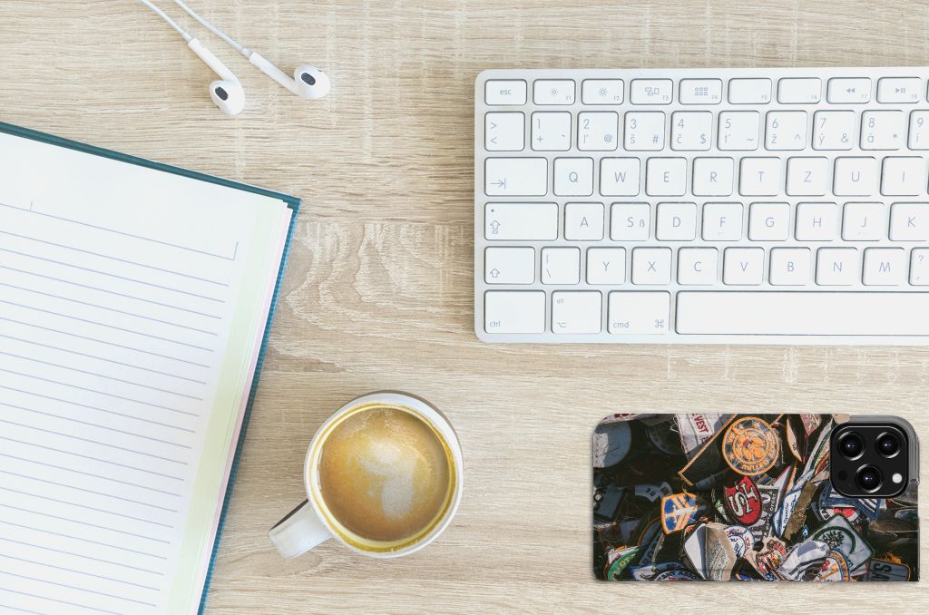iPhone 13 Pro Max Stand Case Badges op een bureau met koffie en notitieboekje.