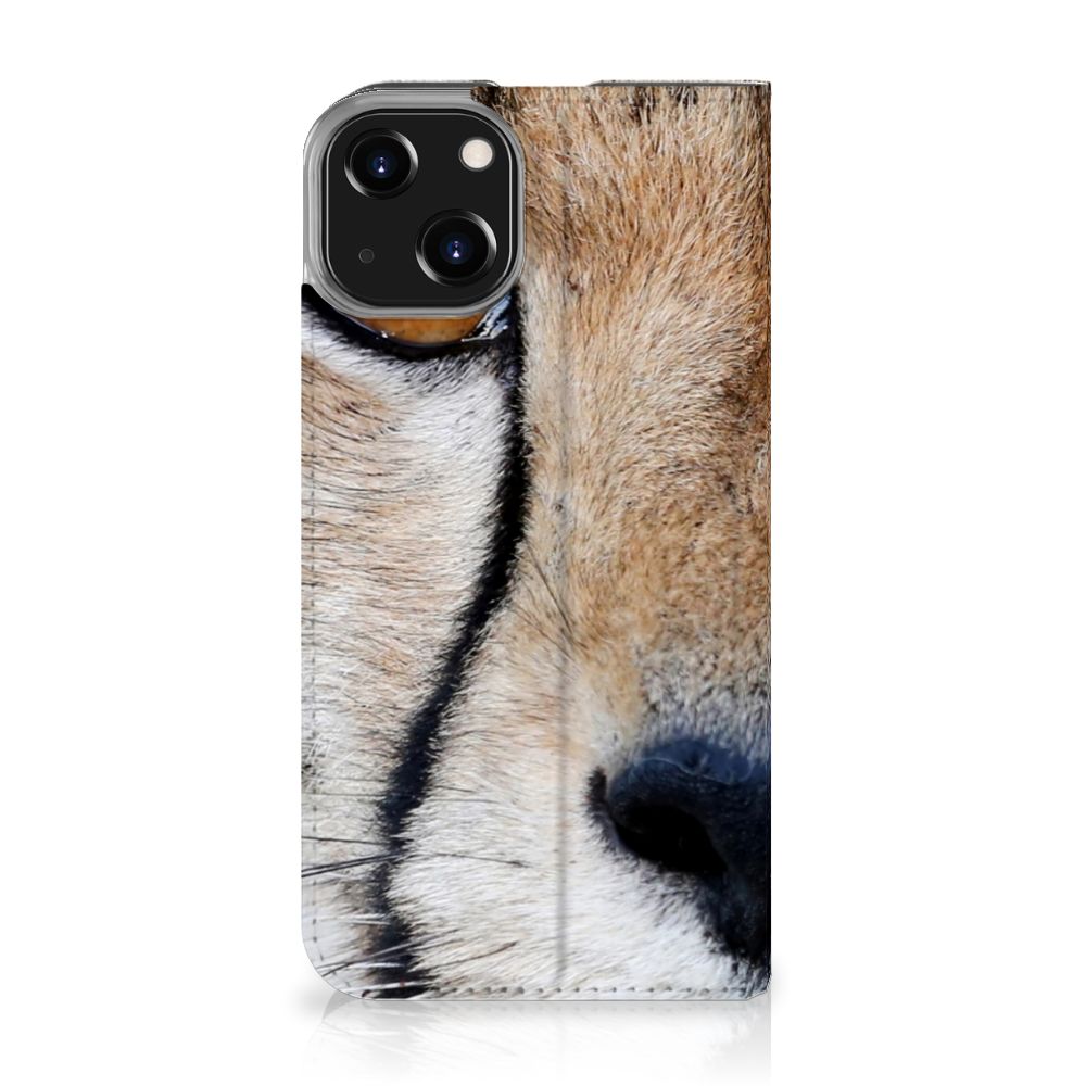 iPhone 14 Hoesje maken Cheetah met close-up van het jachtluipaard op een stand case.