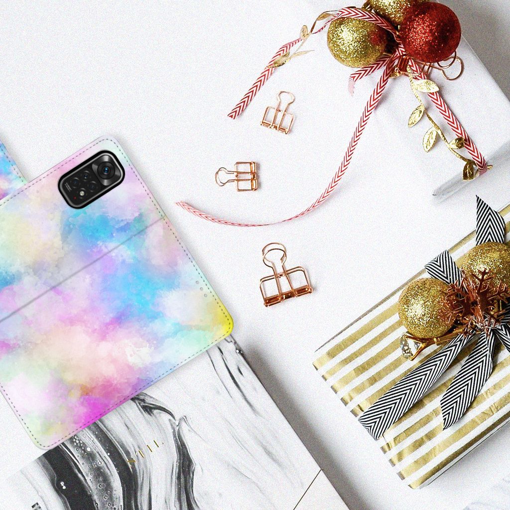 Hoesje Xiaomi Redmi Note 11/11S Watercolor Light met pastelkleuren op een tafel met decoraties