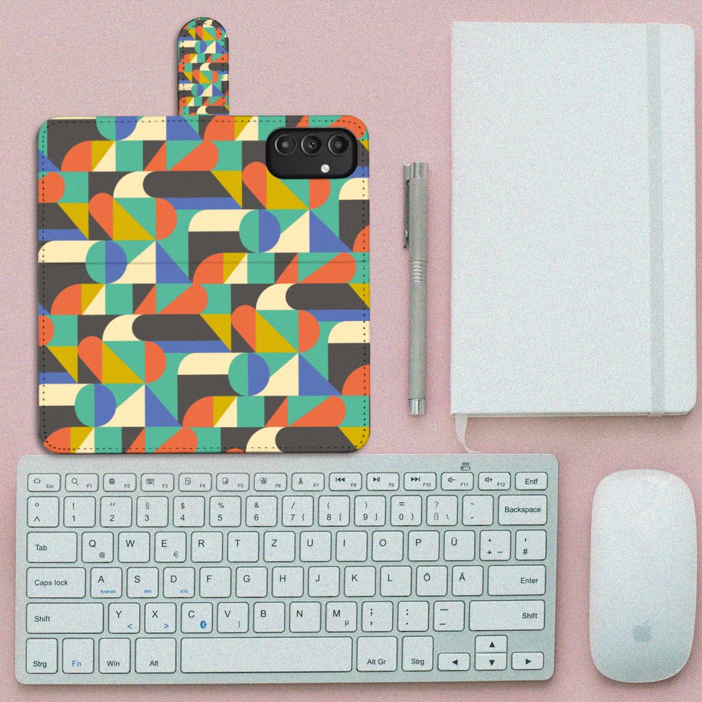 Samsung Galaxy A14 4G Telefoon Hoesje Funky Retro met kleurrijk design en accessoires op bureau.