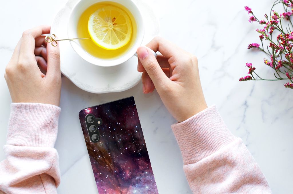Stand Case voor Samsung Galaxy A14 5G Galaxy met heelalprint, drinkende thee en bloemen op tafel.