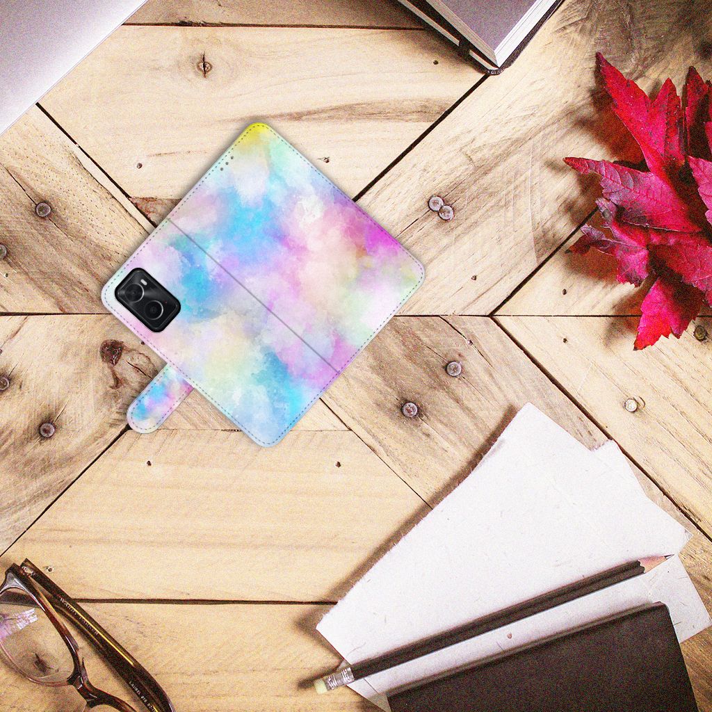 Hoesje OPPO A76 | A96 Watercolor Light op een tafel met kleurrijke pastel design en pasjeshouder.