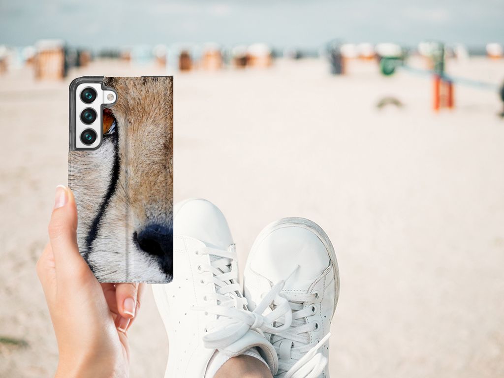 Samsung Galaxy S22 Hoesje maken Cheetah met close-up van een jachtluipaard op een strand.