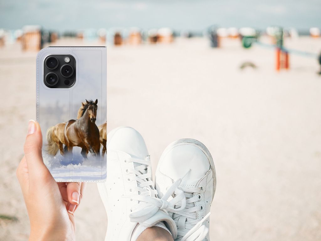 iPhone 15 Pro Hoesje maken Paarden met print van galloperende paarden op een strand.