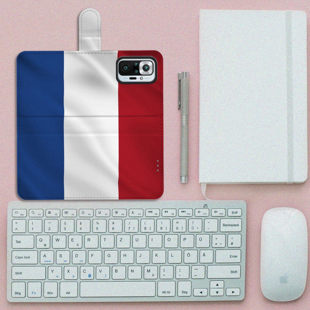 Xiaomi Redmi Note 10 Pro Bookstyle Case Nederlandse Vlag met pasjes op bureau met toetsenbord en muis