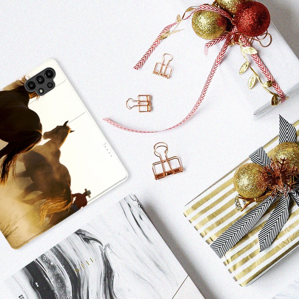 Samsung Galaxy A13 (4G) Hoesje maken Design Cowboy met paardenprint op een tafel met decoraties.