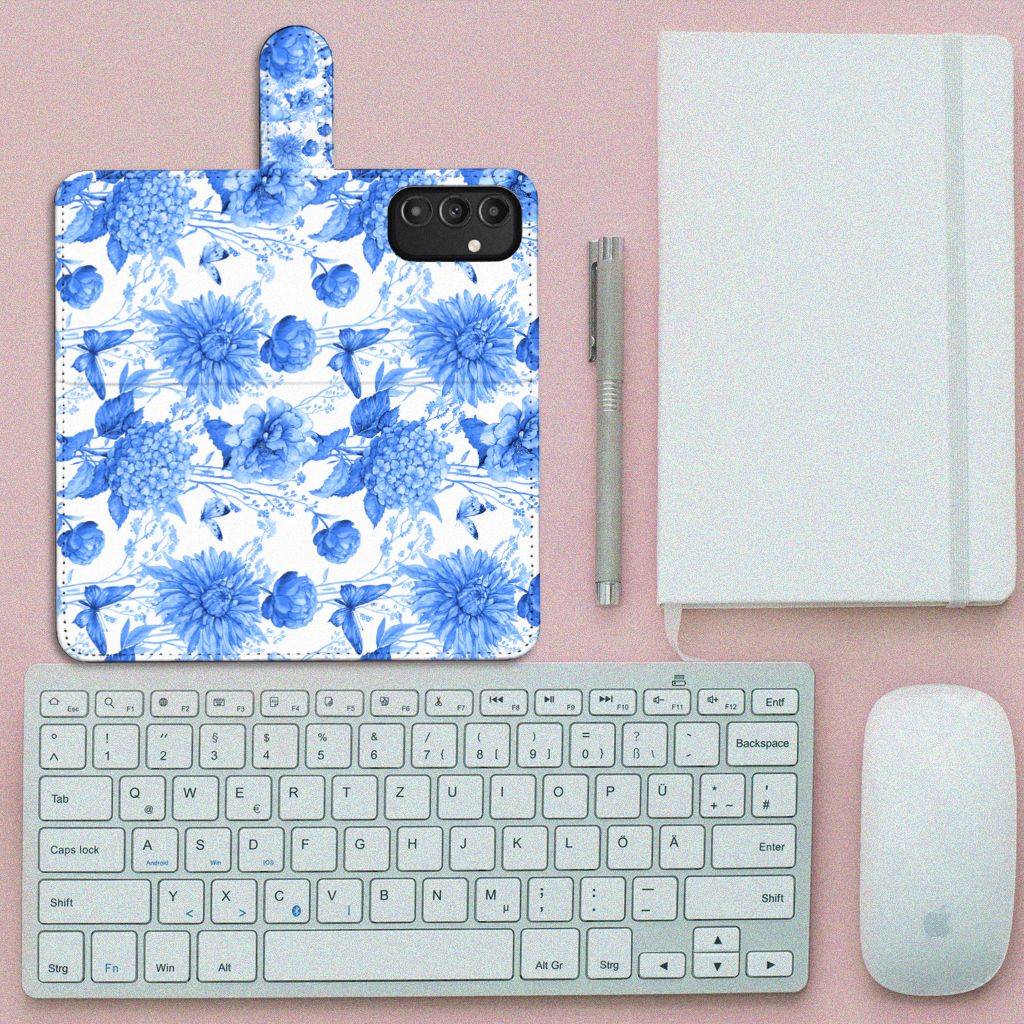 Hoesje voor Samsung Galaxy A14 4G Flowers Blue met bloemenprint op een bureau met toetsenbord en notitieboek