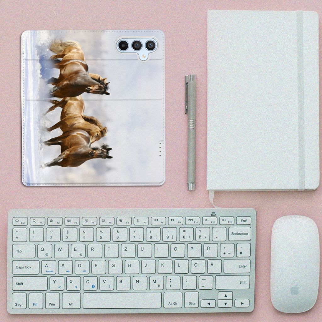 Samsung Galaxy A54 Hoesje maken Paarden met afbeelding van rennende paarden op een bureau