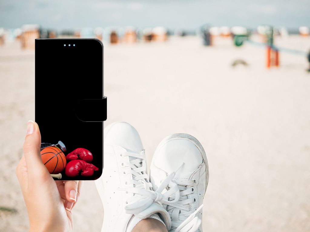 OPPO A74 4G Wallet Case met Pasjes Sports met sportafbeeldingen in hand op het strand