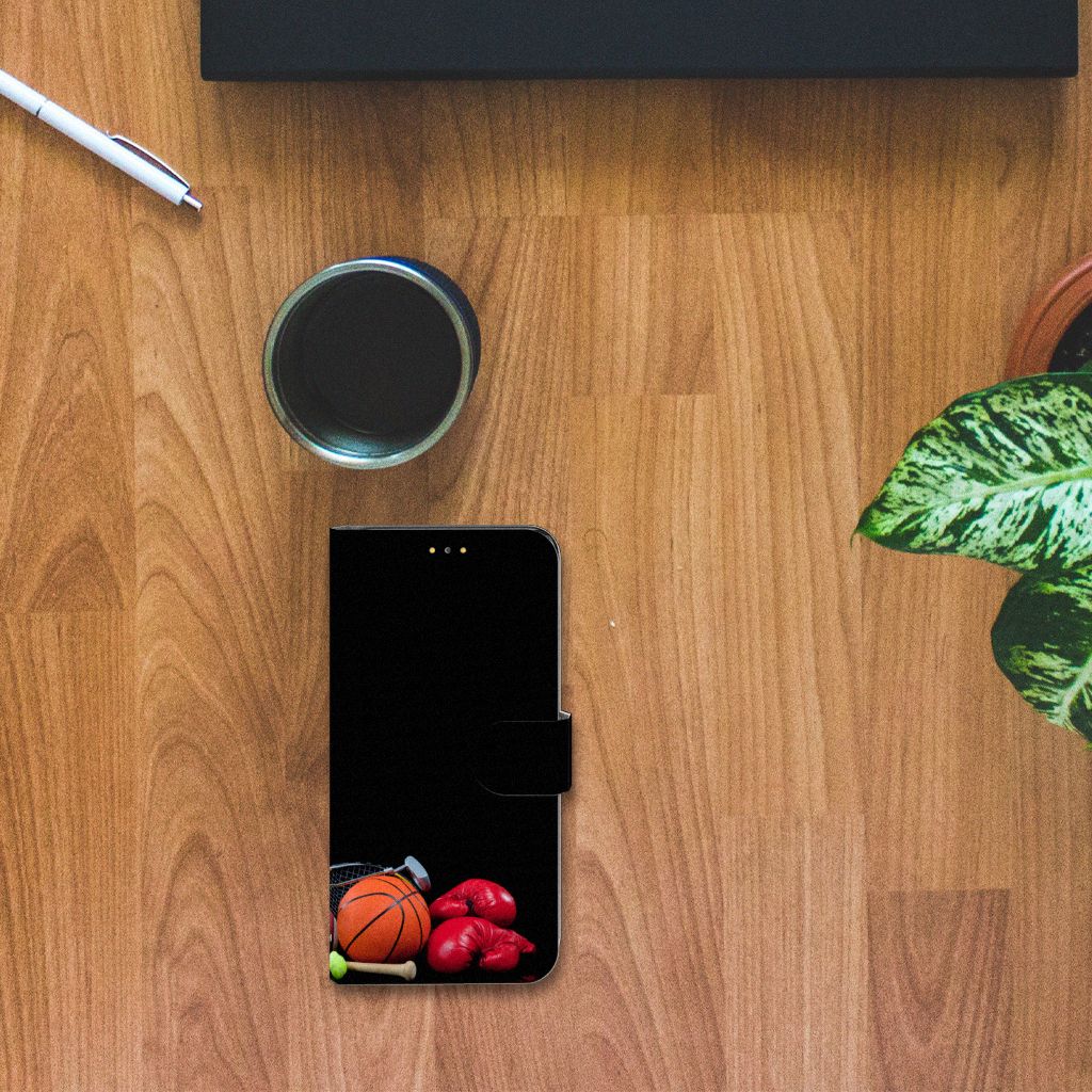 Samsung Galaxy M21 | M30s Wallet Case met Pasjes Sports met sportafbeeldingen op een houten tafel.