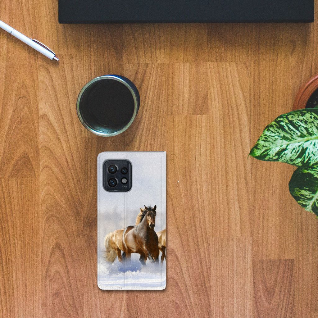 Motorola Edge 40 Pro Hoesje maken Paarden op houten tafel met koffie en planten.