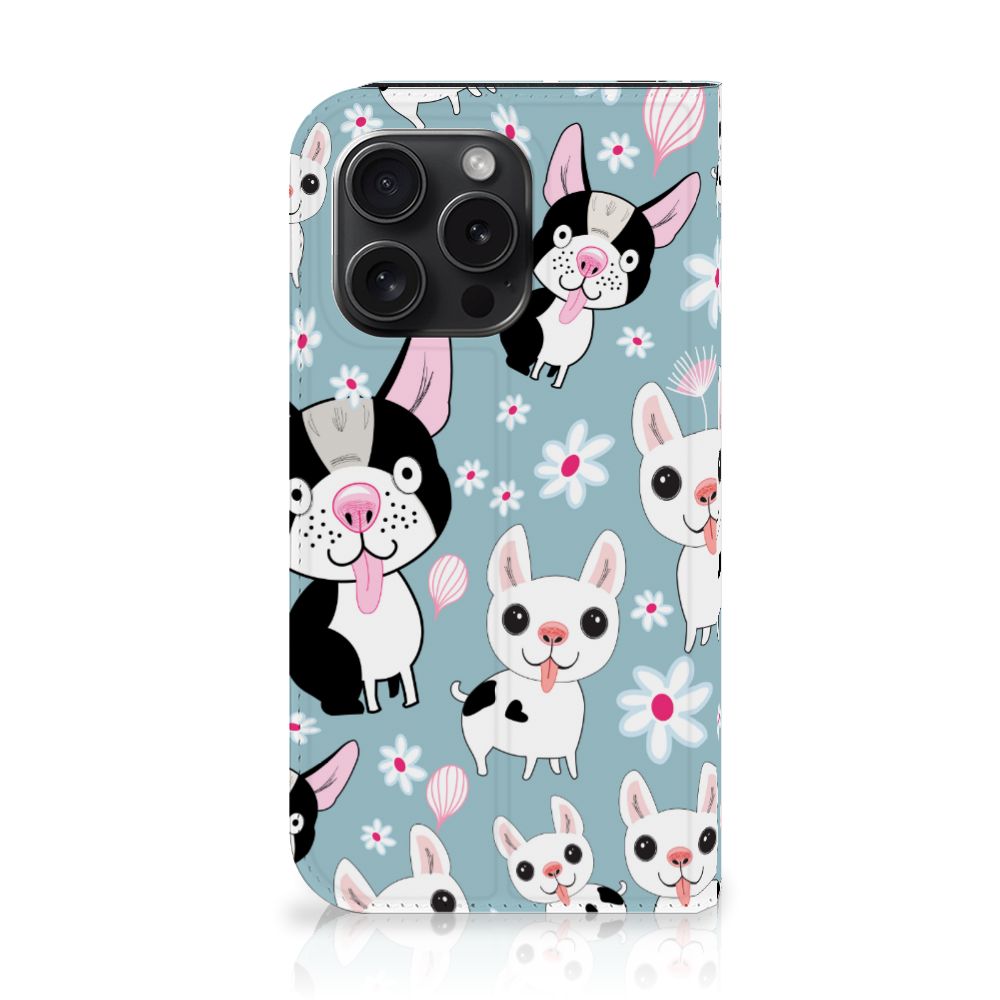 iPhone 15 Pro Hoesje maken Hondjes met schattige zwart-witte hondjes en bloemen 🌸