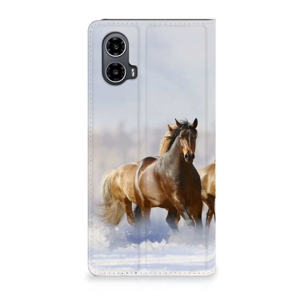 Motorola Moto G34 Hoesje maken Paarden met afbeelding van rennende paarden in de sneeuw.