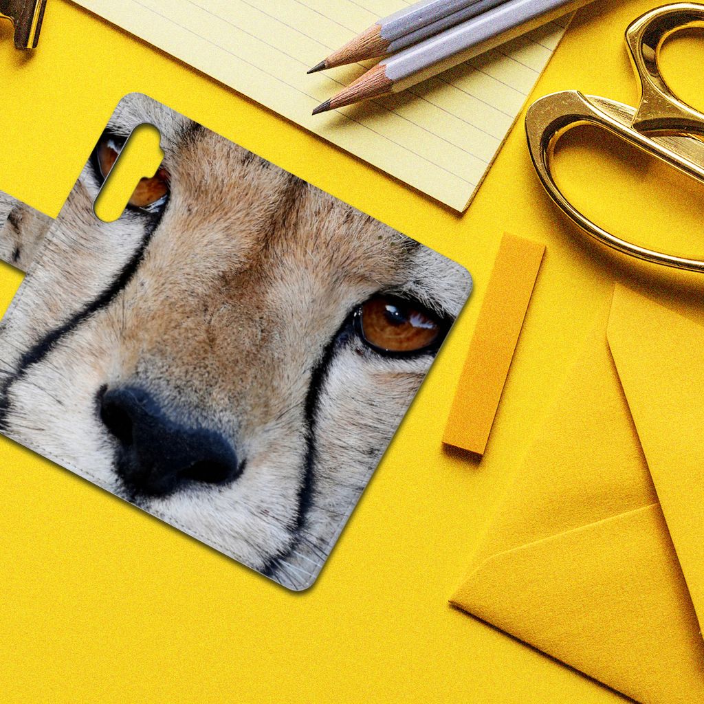 Xiaomi Mi Note 10 Lite Telefoonhoesje met Pasjes Cheetah close-up van de cheeta op gele achtergrond