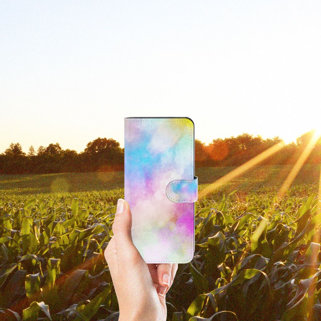 Hoesje OPPO Reno8 T 4G Watercolor Light in hand against a colorful sunset over green fields.