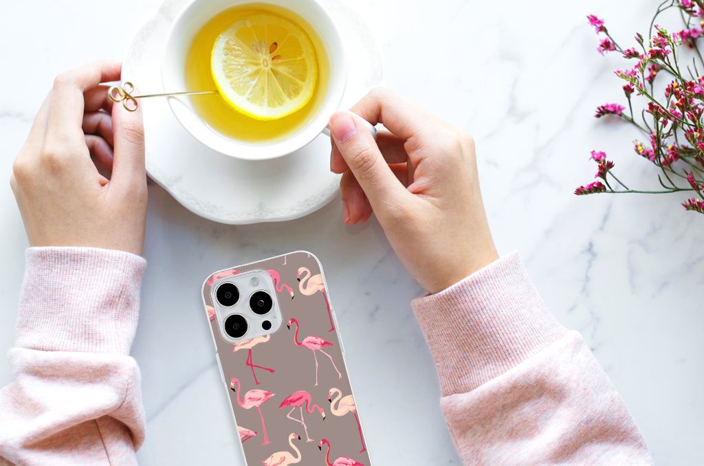 iPhone 15 Pro Max TPU Hoesje Flamingo met roze flamingo's op een tafel met thee 🍵.