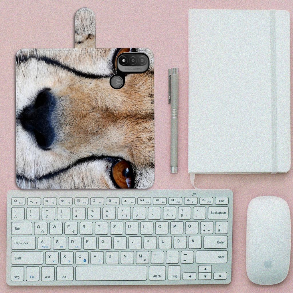 Motorola Moto E20 | E30 | E40 Telefoonhoesje met Pasjes Cheetah op een bureau met toetsenbord en muis