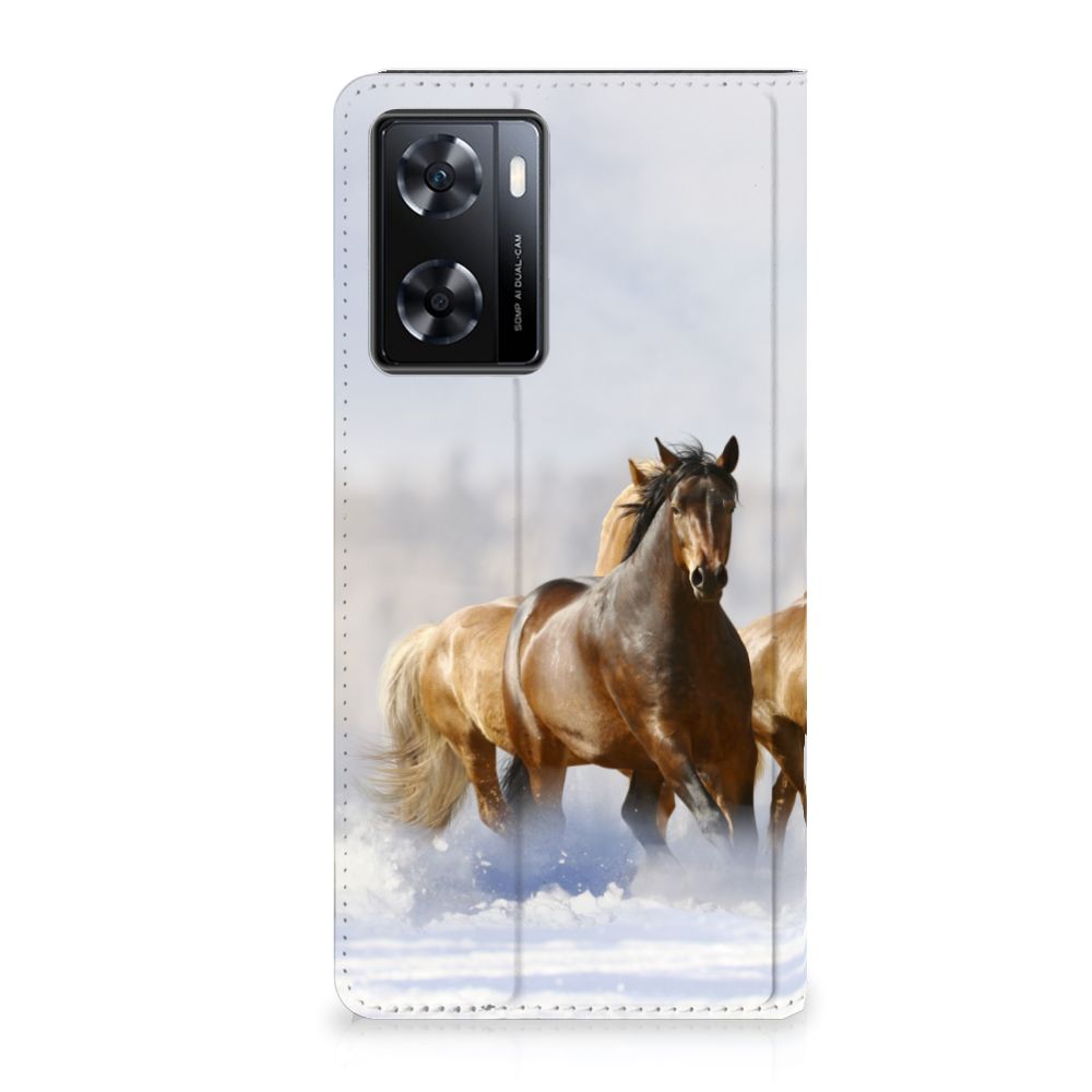 OPPO A57 | A57s | A77 4G Hoesje maken Paarden met een afbeelding van galloperende paarden in een sneeuwlandschap.