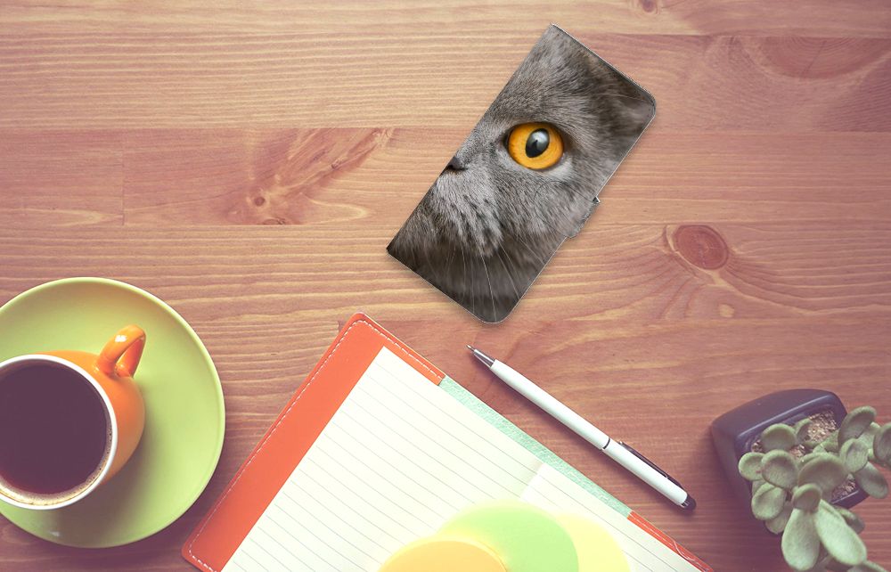 Telefoonhoesje met Pasjes Motorola Moto G54 Britse Korthaar op een bureau met notebook en koffie.