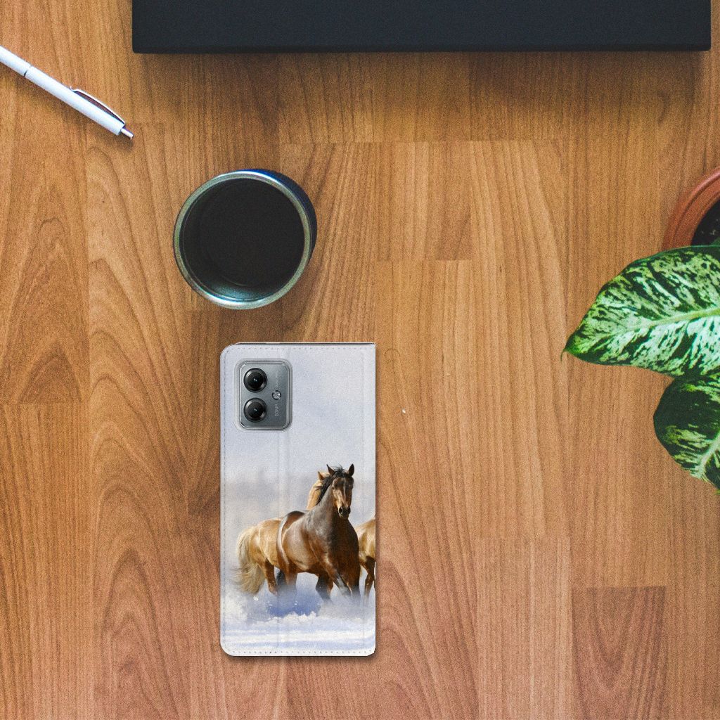 Motorola Moto G14 Hoesje maken Paarden op een houten tafel met koffie en planten.