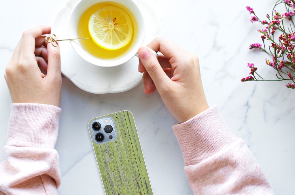 Apple iPhone 13 Pro Bumper Hoesje Green Wood met groene houtprint, handen met thee en citroen. 🍋