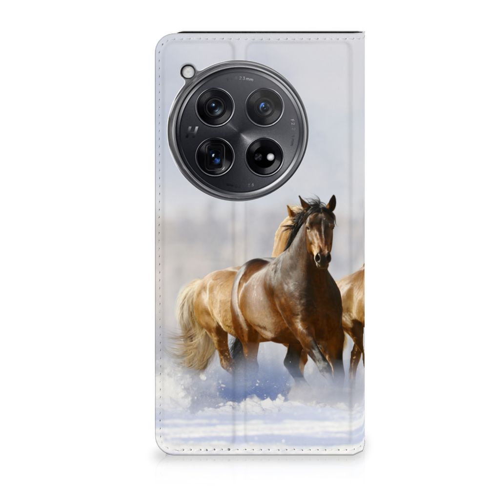 OnePlus 12 Hoesje maken Paarden met afbeelding van galopperende paarden op sneeuw.