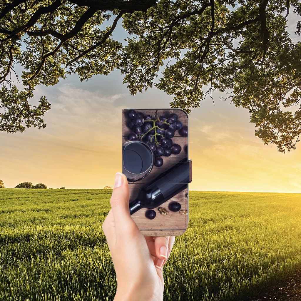 Apple iPhone 13 Book Cover Wijn met druiven en glas, perfect voor wijnliefhebbers in de natuur 🍇.