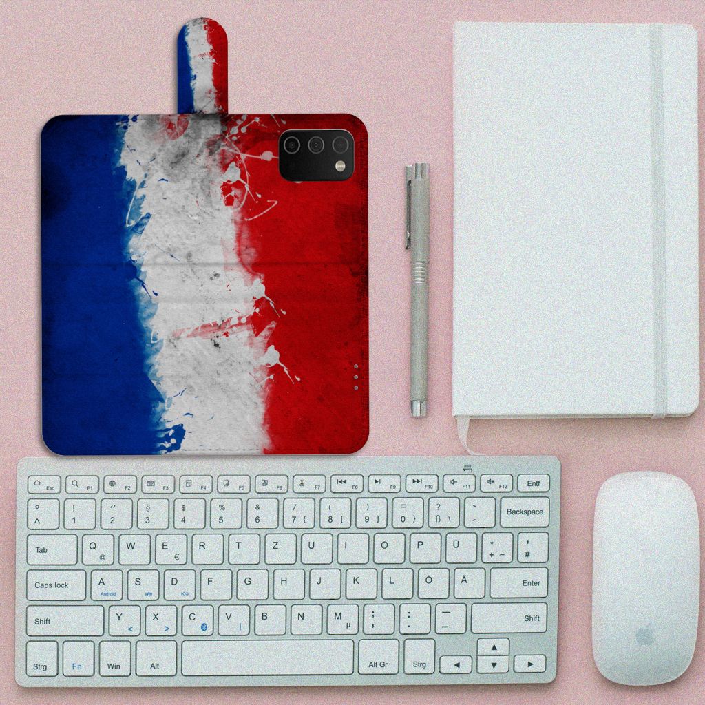 Samsung Galaxy A03s Bookstyle Case Nederland met artistiek ontwerp van de Nederlandse vlag op een bureau.