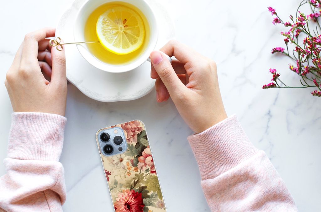 TPU Case voor Apple iPhone 13 Pro Bloemen met vrouwelijke handen die thee drinken en een schotel met citroen vast houden.