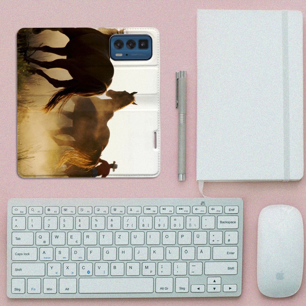Motorola Edge 20 Pro Hoesje maken Design Cowboy met paardenprint op een bureau.