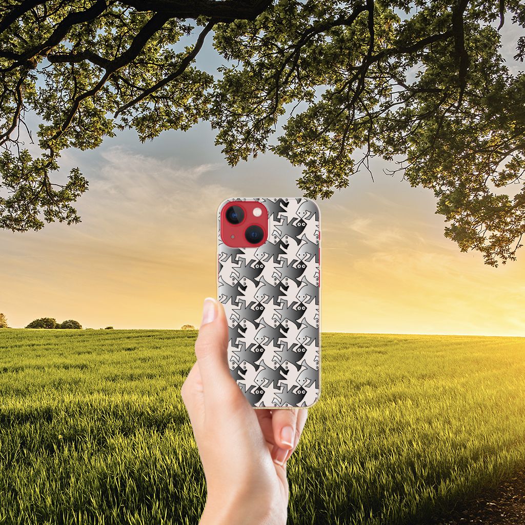 Apple iPhone 13 TPU Hoesje Salamander Grey in hand met zonsondergang en boom op achtergrond.