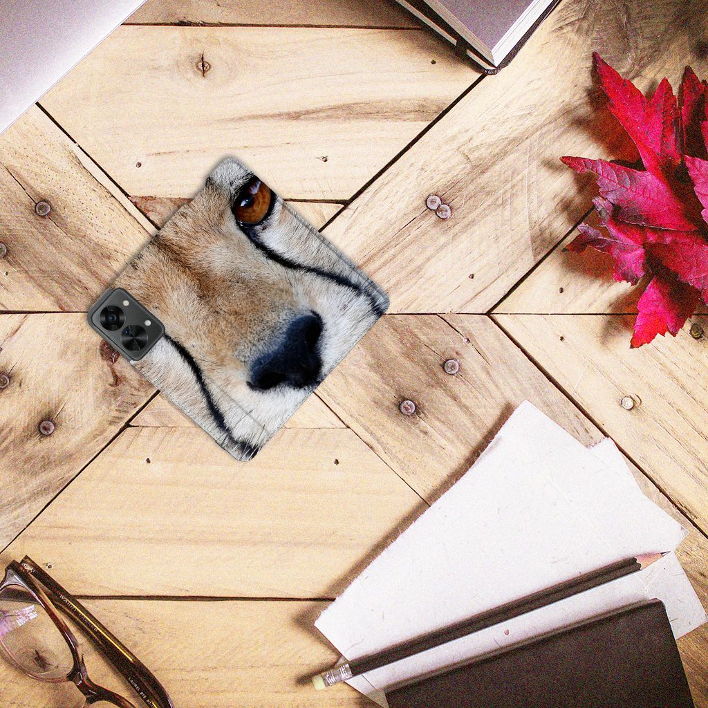 OnePlus Nord 2T Hoesje maken Cheetah met close-up van een jachtluipaard op een houten tafel.