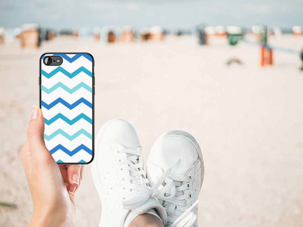 iPhone SE 2022 | SE 2020 | 7/8 Back Case Zigzag Blauw in hand met sneakers op het strand in de achtergrond.
