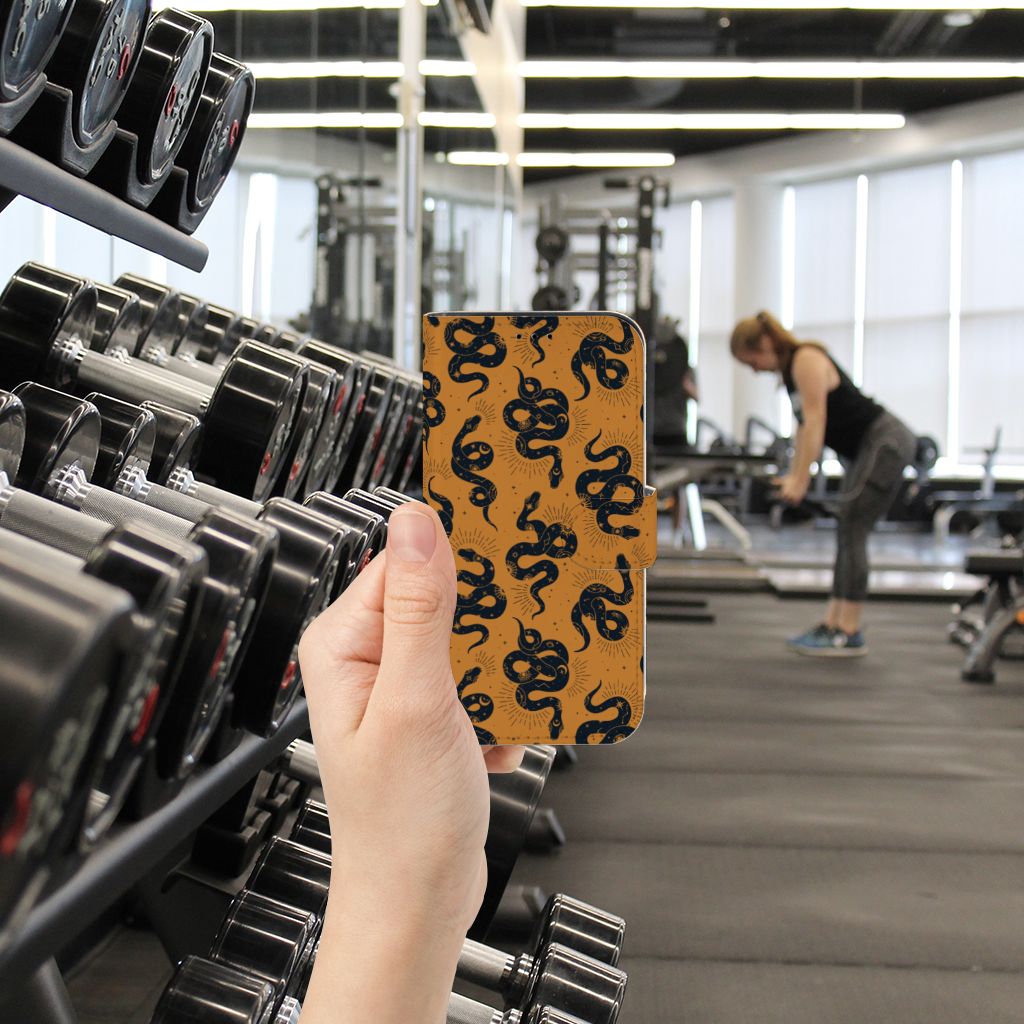 Telefoonhoesje met Pasjes voor iPhone 13 Pro Snakes in een sportschool met vrouw die aan het trainen is.